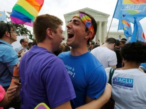 Defensores do casamento gay comemoram em frente à Suprema Corte em Washington, nos EUA, após aprovação do casamento de casais do mesmo sexo pela Constituição. Com o resultado, o casamento será legalizado em todos os 50 estados (Foto: Jim Bourg/Reuters)