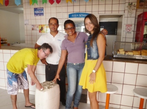 Na foto a assistente social da Embasa Dayane Silva e a moradora Luciene Vitória dos Santos que fez a entrega de mais de 50 litros de óleo usado 