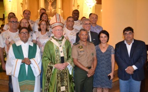 Dom Itamar e Monsenhor José Nery posam para foto com a comissão da festa e autoridades presentes no anúncio dos festejos à Senhora Sant Ana.