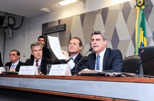 Presidente Renan Calheiros participa de reunião da Comissão de Reforma Política na terça-feira (30) com os senadores Jader Barbalho (E), Jorge Viana e Romero Jucá.