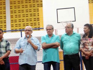 Quadra poliesportiva e pavimentação inauguradas em Teixeira de Freitas.