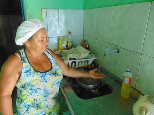 A dona de casa Marieta Gonçalves, de 70 anos, conta que era muito difícil viver no campo sem água.